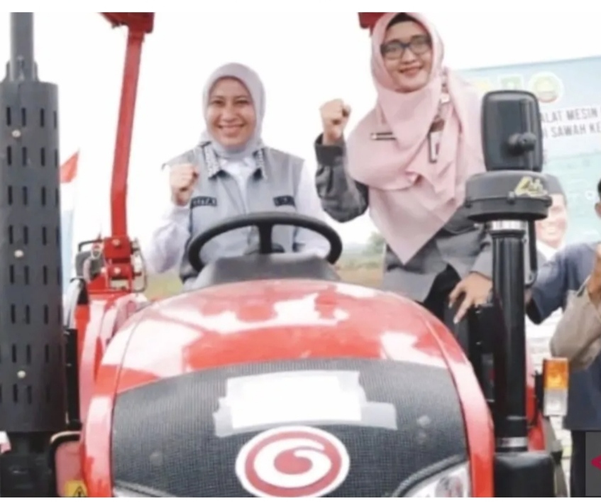 Bupati Inhu Optimis Panen Padi Desa Kelayang Meningkat