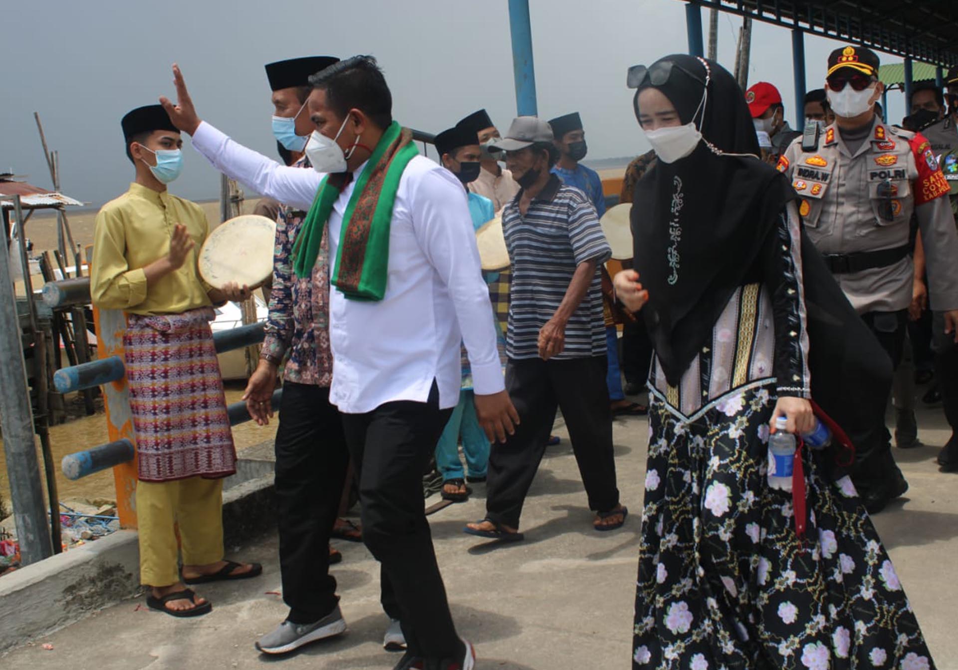 Disambut Kompang, Bupati Pelalawan Hadiri Acara Tepuk Tapung Tawar di Kecamatan Kuala Kampar