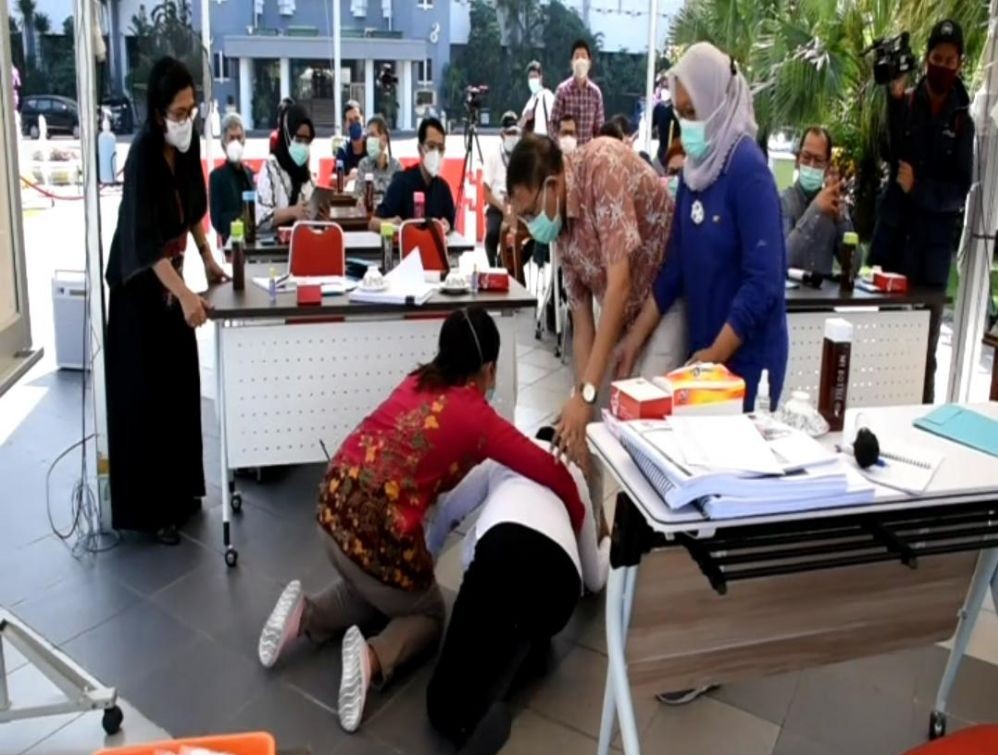Walikota Surabaya Sujud di Kaki Dokter, Begini Ceritanya
