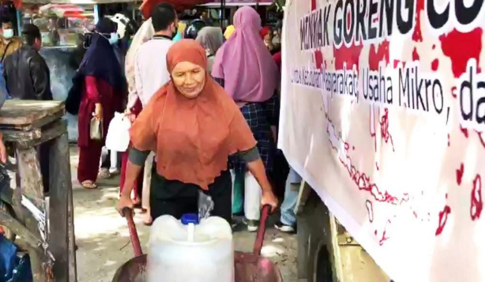PTPN V Salurkan 28 Ton Migor Curah di Pekanbaru, Setiap Warga Dijatah 10 Kg