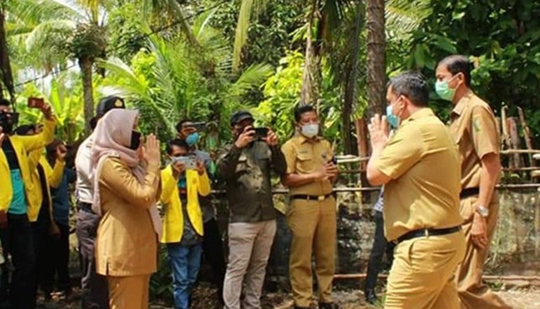 Pjs Bupati Kuansing Serahkan E-KTP kepada Warga Hulu Kuantan