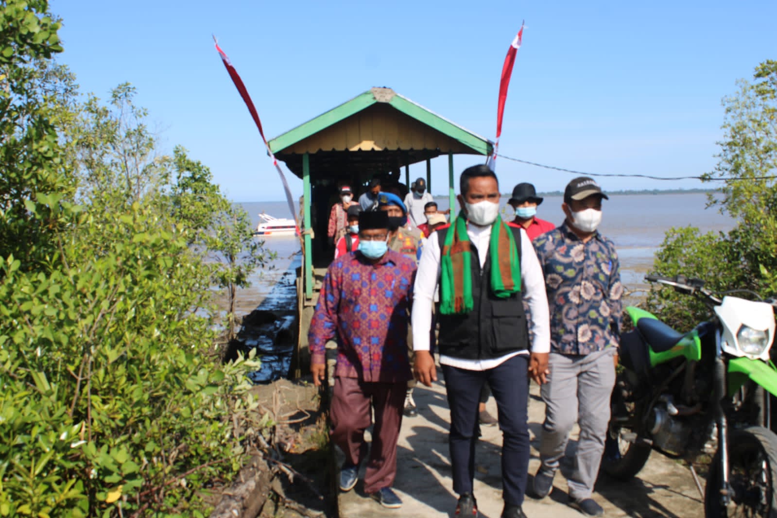 Kunker ke Desa Teluk Beringin dan Serapung, Bupati Pelalawan Janjikan Subsidi Listrik bagi Warga Kurang Mampu