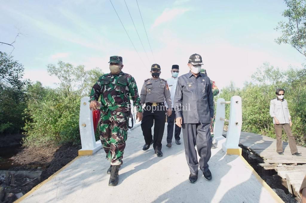 Bupati HM Wardan Diberi Kehormatan Resmikan Jembatan Dusun Sungai Prepat Pulau Burung