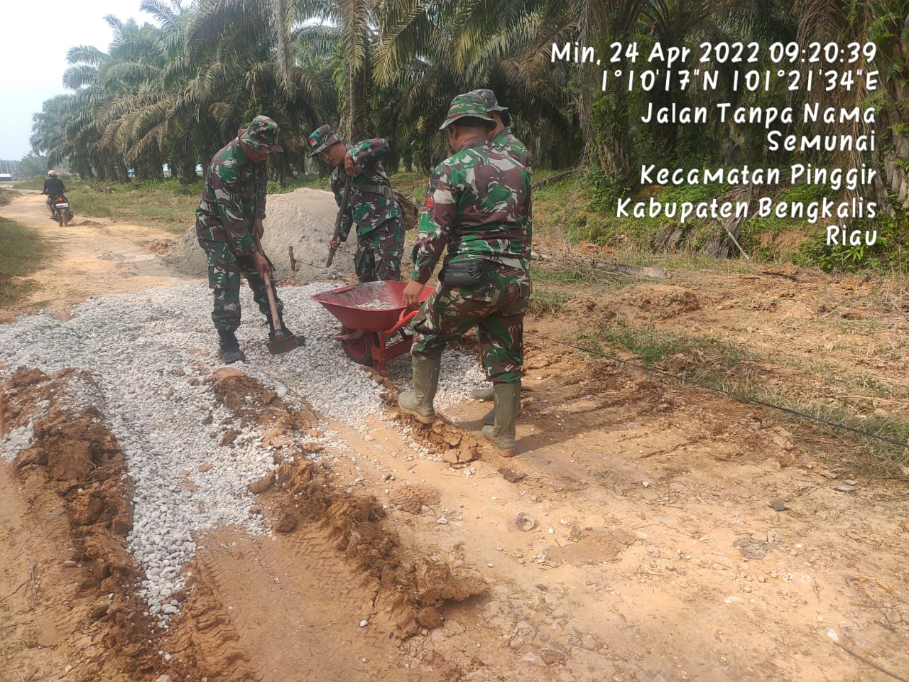 Sebelum Disemenisasi, Satgas TMMD Lakukan Pengerasan Jalan Dusun III Air Hitam Bengkalis