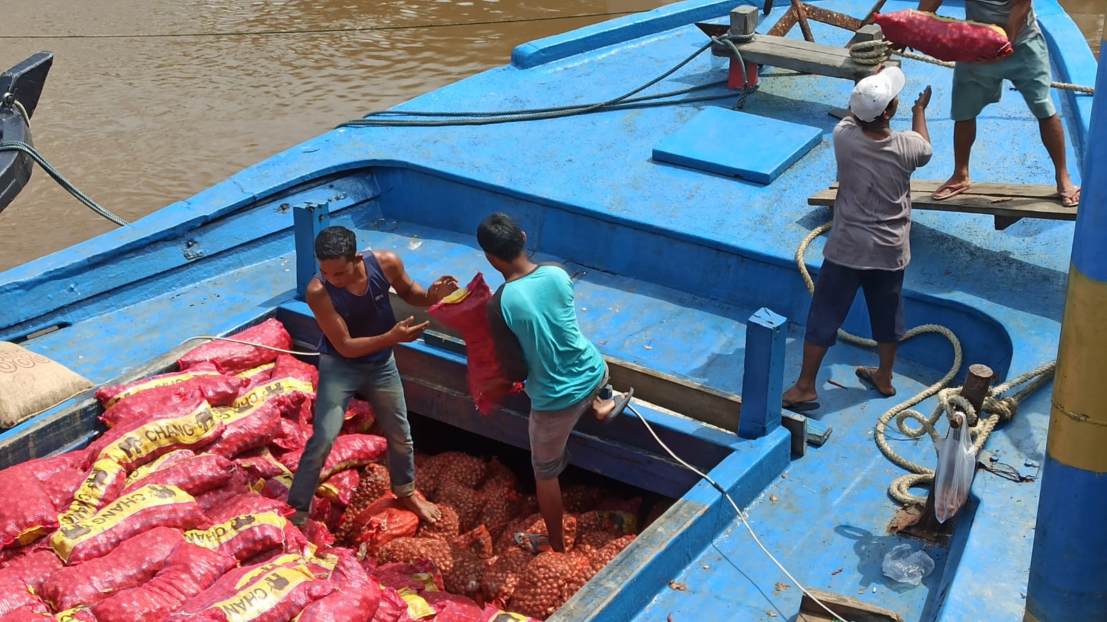 Polisi Gagalkan Penyelundupan 20 Ton Bawang Merah dan Cabai Kering di Meranti