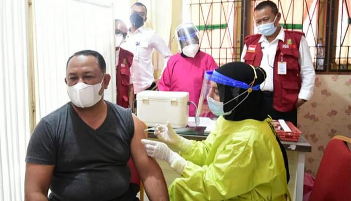 Sekdakab Kampar Ikuti Vaksinasi Corona Bersama Lansia di Puskesmas Tambang