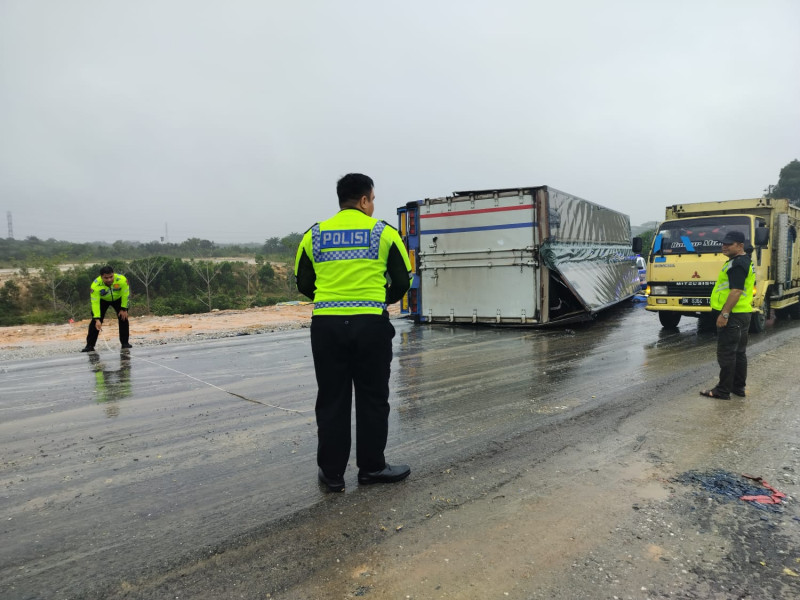 Berusaha Mendahului, Truk Hantam Bus di Pekanbaru
