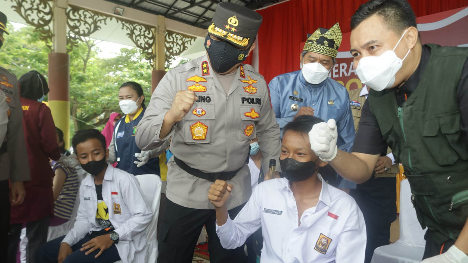 Berkunjung ke Siak, Kapolda Riau Tinjau Vaksinasi Massal Ribuan Pelajar dan Lansia