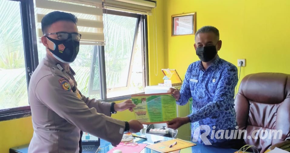 Polisi Inhu Penerima Pin Emas Fasilitasi Warga Membuat Akte Kelahiran