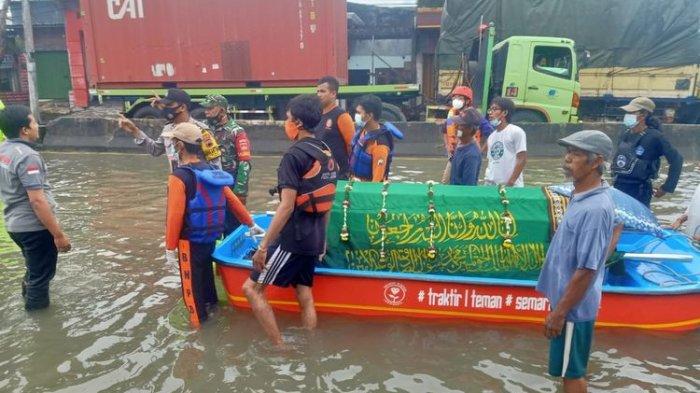Dikepung Banjir, Warga Bawa Jenazah Kakek 69 Tahun dengan Perahu