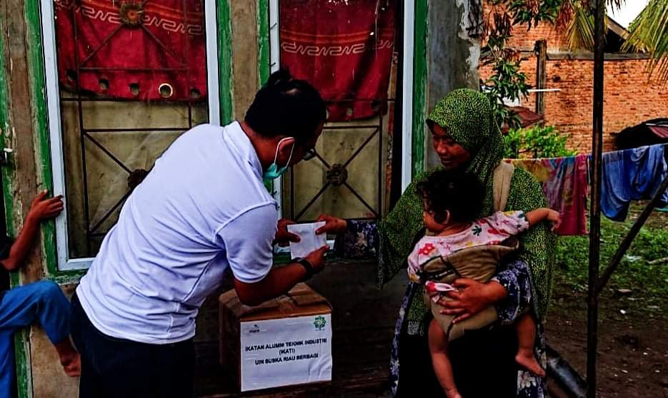 IKATI UIN Suska Bantu Ibu yang Menafkahi 7 Anak di Pekanbaru
