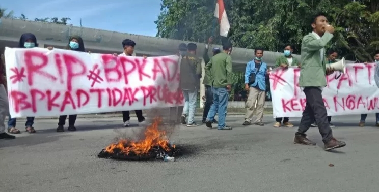 Beasiswa Tak Kunjung Dicairkan, Mahasiswa di Meranti Bakar Ban Bekas
