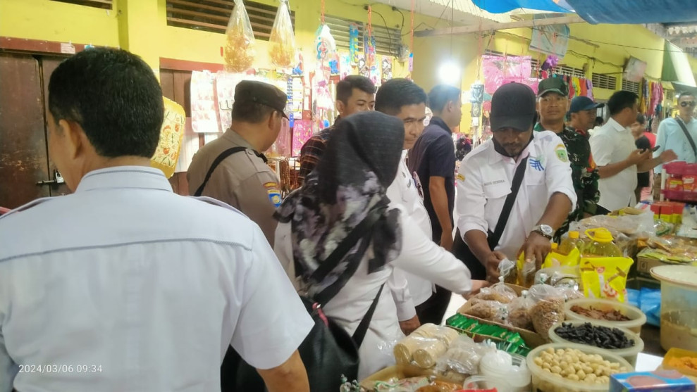 Asisten II Bidang Ekonomi dan Disperindagsar Rohil Pantau Harga Sembako di Pasar Datuk Rubiah