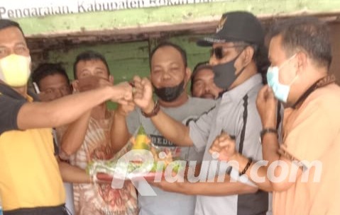 Hari Jadi Polwan ke-73, Kapolres Rohul Bagikan Tumpeng kepada Wartawan
