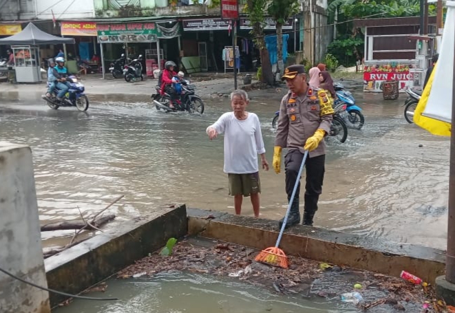 Cegah Luapan Banjir, Kapolsek Tenayan Raya dan Warga Kompak Bersihkan Parit