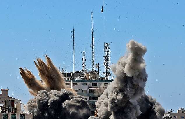 Israel Ratakan Gedung Kantor Berita Al-Jazeera dalam Serangan Udara