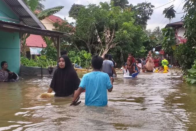 Ratusan Rumah di Kampar Terendam Banjir, Warga Diungsikan