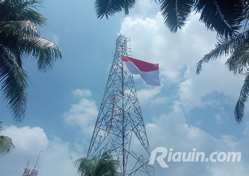 Ada Bendera Merah Putih Raksasa Berkibar di Tower Setinggi 80 Meter