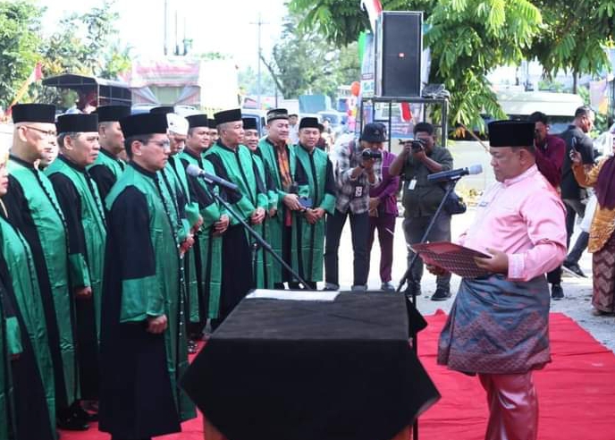Pj Bupati Kampar Lantik Dewan Hakim dan Lepas Pawai Taaruf  MTQ ke-53  di Kecamatan Perhentian Raja