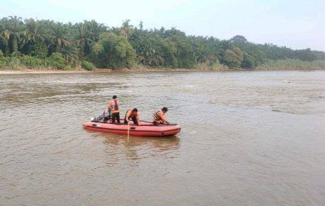 Terpeleset di Pinggir Sungai Rokan, IRT Hilang Terseret Arus