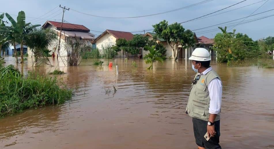 PLN Matikan Aliran Listrik Akibat Banjir di Tanayan Raya Pekanbaru