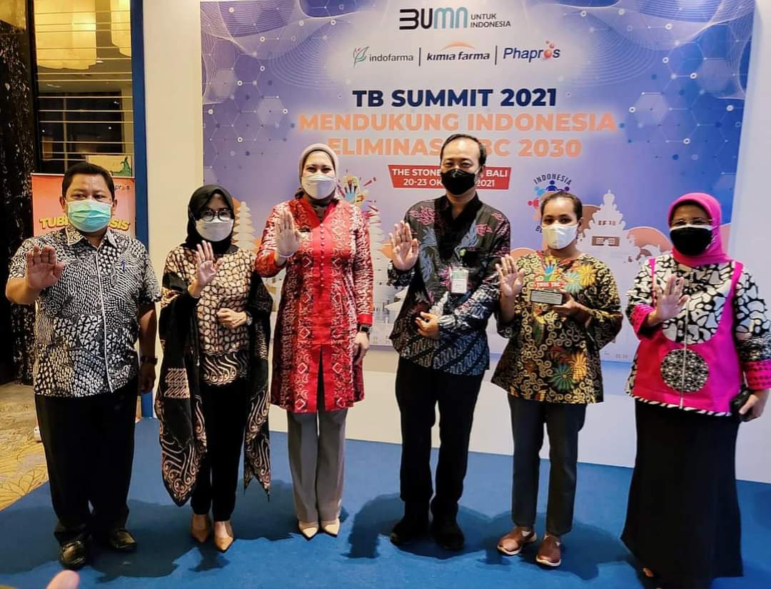 Hadiri TB Summit 2021 di Bali, Bupati Inhu Rezita dan Voni Raih Penghargaan Menkes