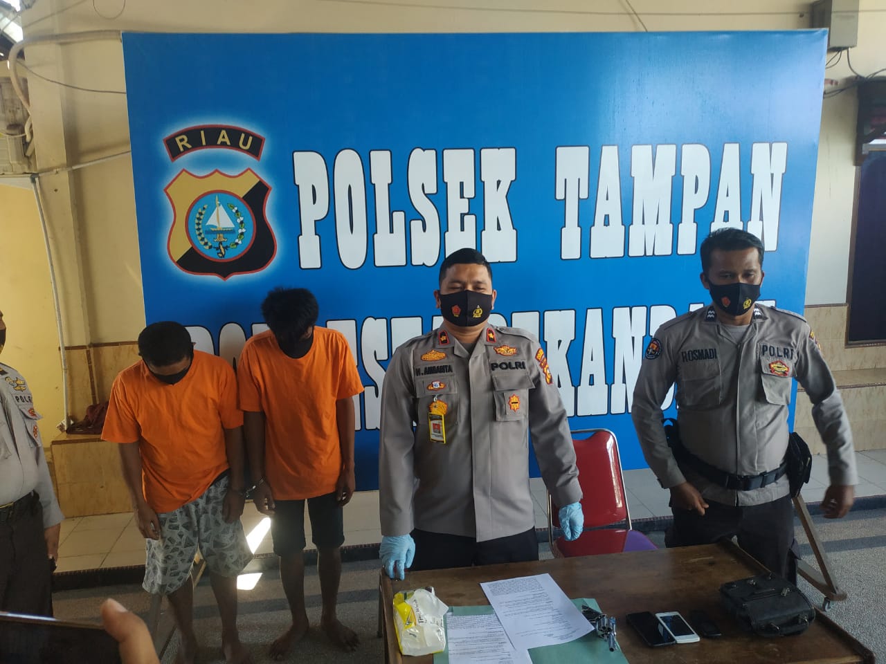 Transaksi Senpi Rakitan Tengah Malam, 2 Pria Diamankan Polsek Tampan