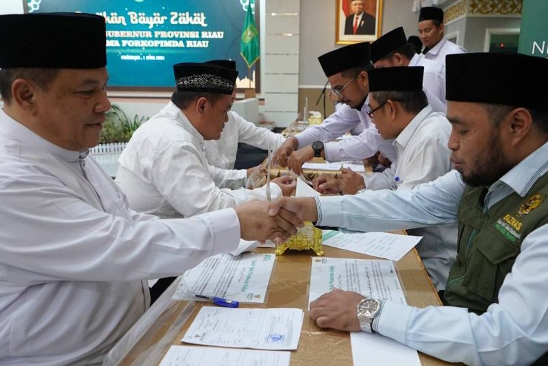 Diselenggarakan di Gedung Daerah, Baznas Riau Terima Zakat dari Pj Gubri