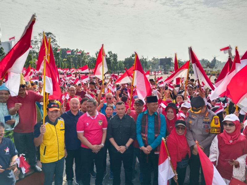 Pj Gubernur Riau Canangkan Gerakan Pembagian Bendera Merah Putih Tahun 2024