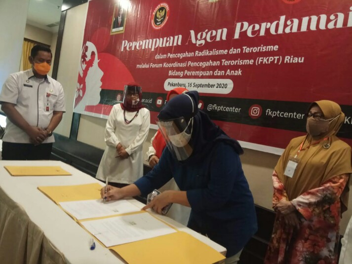 Sepakat Jadi Perempuan Agen Perdamaian,  FJPI, KPPI, BKOW dan FKPT Riau Teken MoU