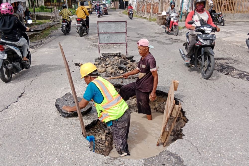 Pipa Perundam Tirta Siak Bocor Parah di Jalan Melur Pekanbaru