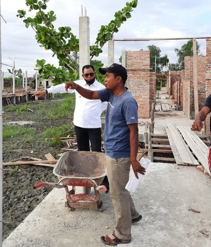 Bupati Suyatno Tinjau Proyek 30 Unit RLH di Kampung KPL Rohil