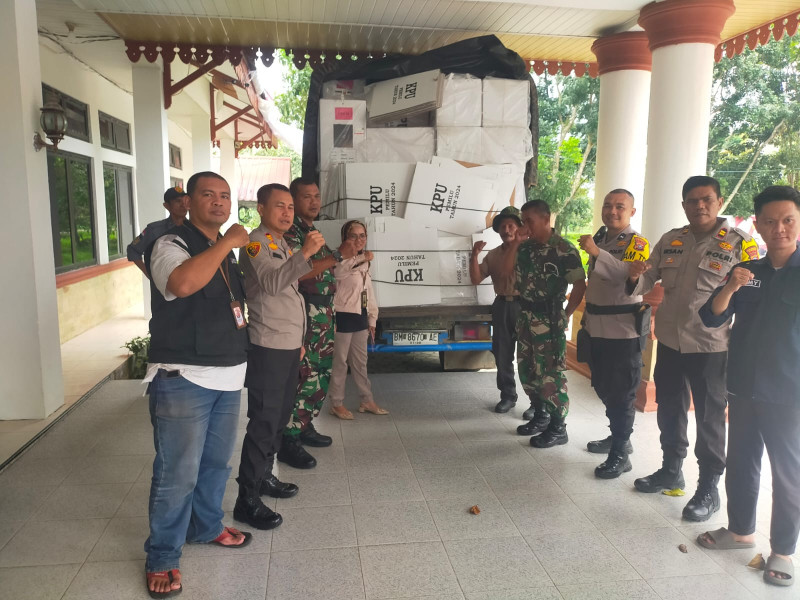 Dikawal Polisi, 165 Kotak dan Logistik Pemilu Kelurahan Tampan Tiba di PPK Payung Sekali