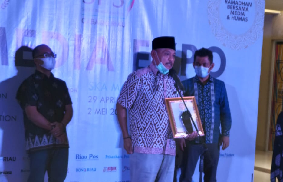 Pj Bupati Inhu Terima SPS Riau Award 2021