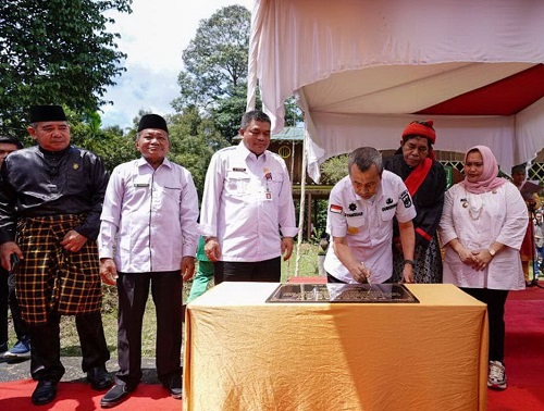 Syamsuar Gubernur Pertama Serahkan SK Pengakuan Masyarakat Hukum dan Hutan Adat di Indonesia