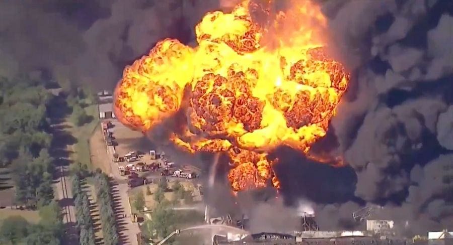 Pabrik Kimia di Illinois Meledak dan Terbakar Hebat, 70 Karyawan Dievakuasi