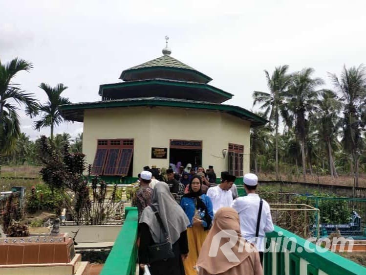 Makam Tuan Guru Sapat di Inhil Ramai Dikunjungi Warga Pada Momen Lebaran