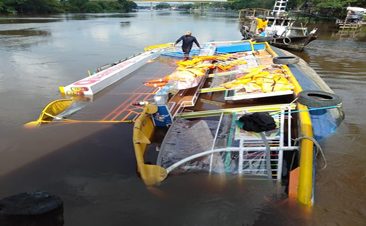 Kapal Quantung Cruise Terbalik Saat Sandar di Sungai Siak