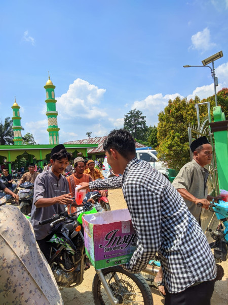 Mahasiswa Kelompok 56 KKN Umri Bagikan Minuman Gratis di Masjid Nurul Huda Desa Bukit Lipai Inhu