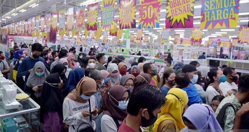 Ratusan Warga Berkerumun di Giant Ekspres Pekanbaru, Satgas Covid-19 Diminta Tindak Tegas