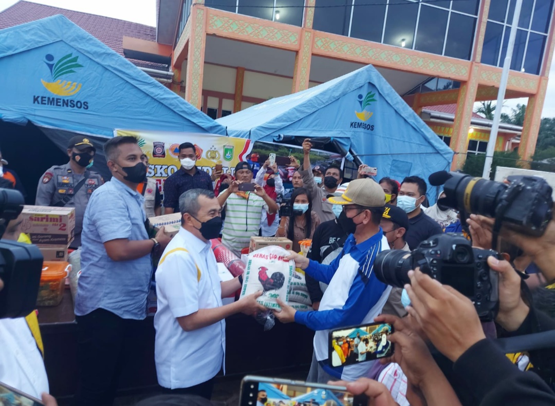 Gubernur Riau Bantu Korban Banjir di Kota Dumai 