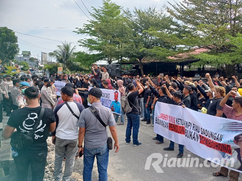 Massa Demo di PN Pekanbaru, Minta Larshen Yunus Ditindak Tegas
