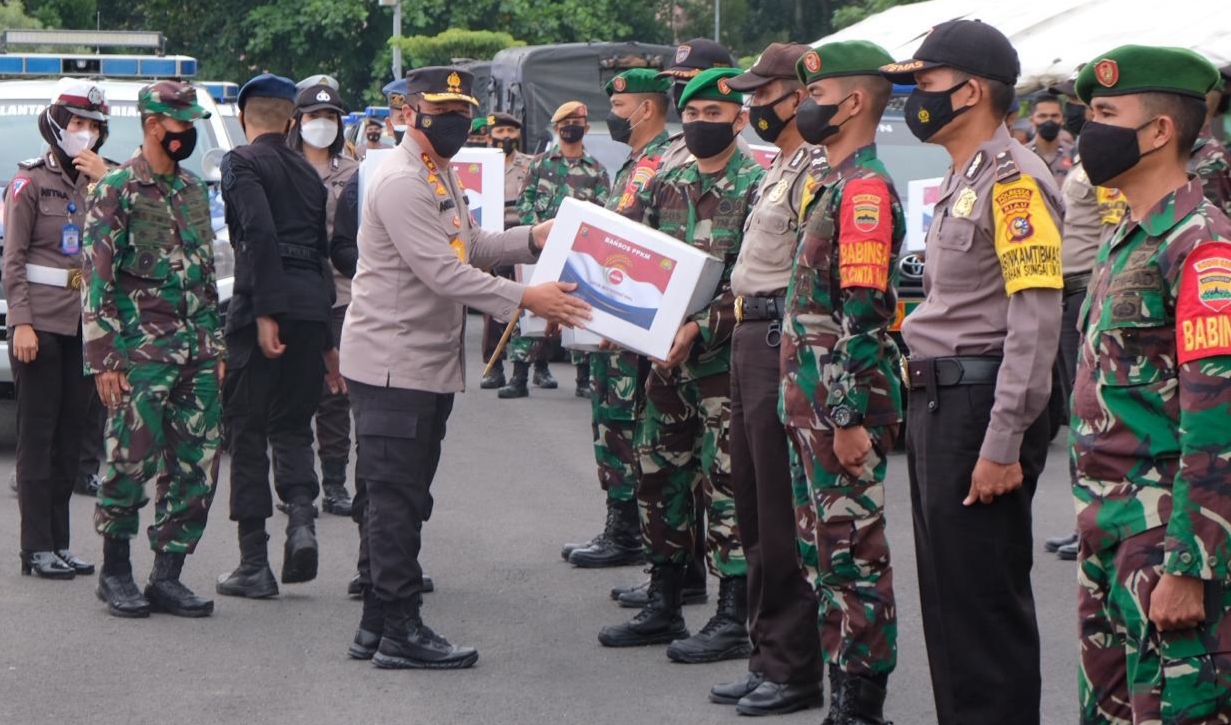 Kapolda Riau Bersama Danrem Lepas Penyerahan 503 Paket Bansos