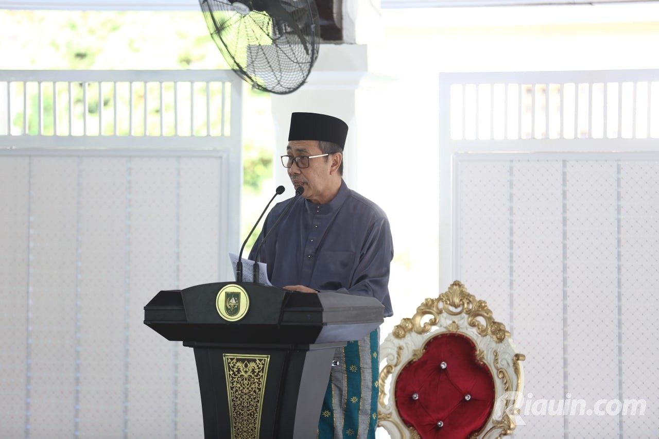 Shalat I'd di Rumah, Gubernur dan Wagub Riau Bertindak Sebagai Khatib
