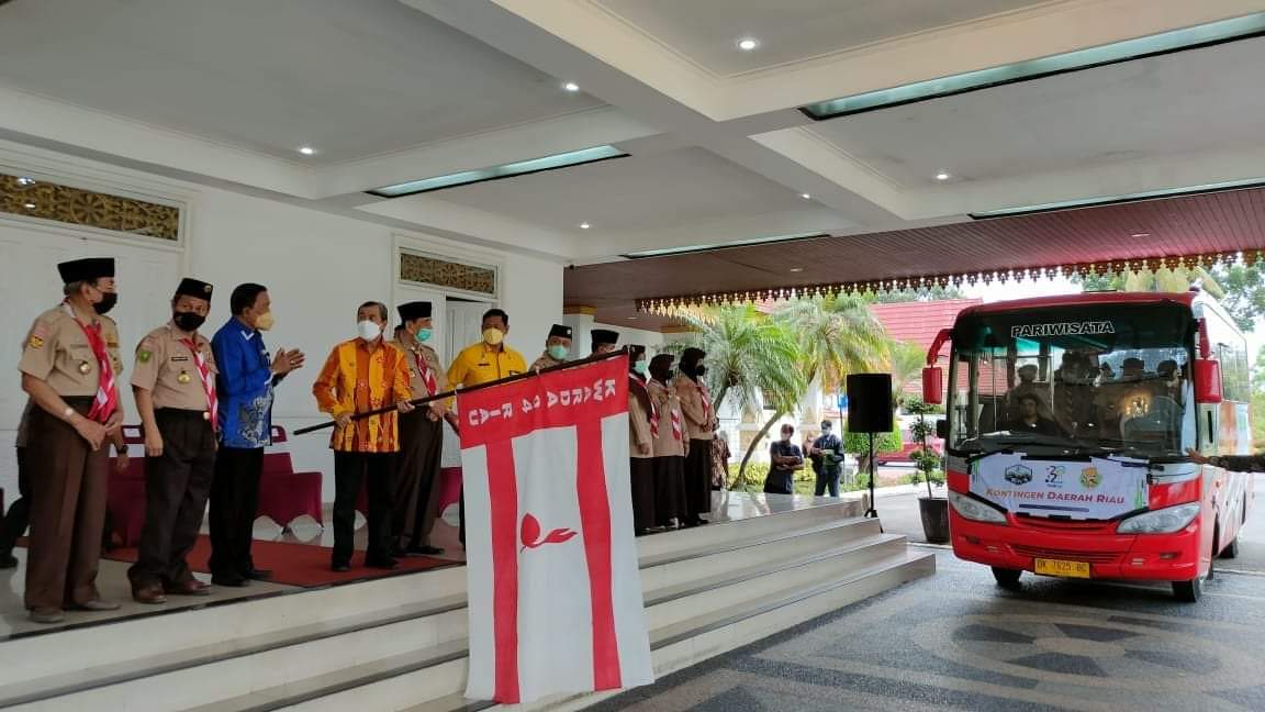Lepas Kontingen Perkemahan Wirakarya Nasional, Gubri Pasangkan Tanjak ke Peserta