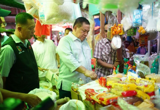 Jelang Idul Fitri, Pj Gubri Pantau Ketersediaan Bahan Pokok di Pasar Pekanbaru