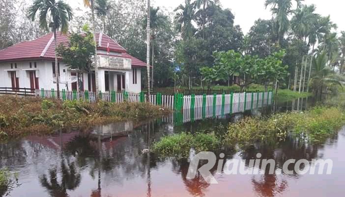 Banjir Masuk ke Puskesdes Penyagun, Pelayanan Kesehatan Lumpuh Total