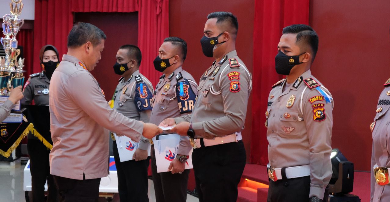 HUT Polantas Ke-66,  Satlantas Polres Rohul Terima Penghargaan dari Kapolda Riau