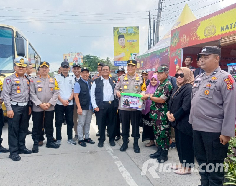 Sambangi Posko Nataru, Kapolda dan DPD IKAL Lemhanas Riau Salurkan Bantuan ke Petugas Jaga