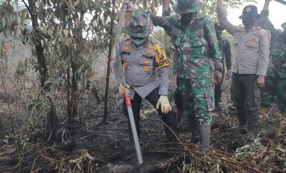 Titik Api Meningkat, Kapolda Riau Padamkan Karhutla di Meranti dan Bengkalis